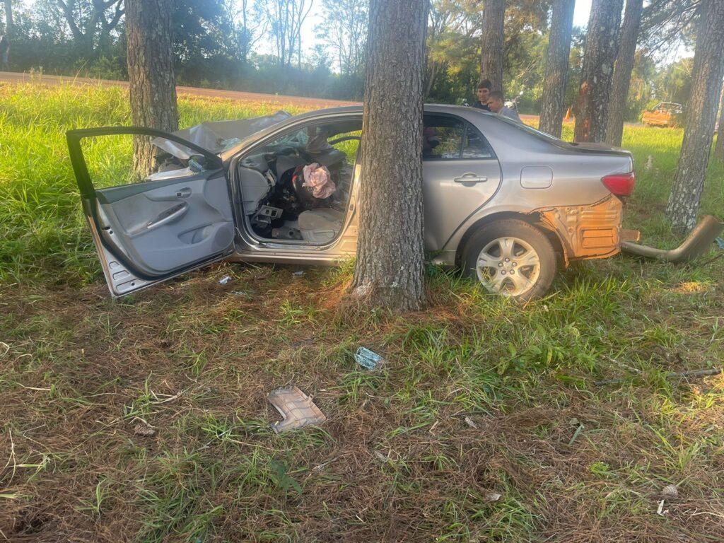 Vehículo impacta contra un árbol luego de despistar en el km 8 de la ruta povincial 13