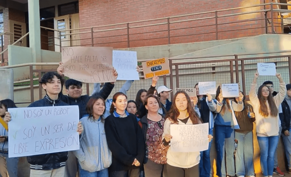 Supervisora descalifica a alumnos que reclaman por el derecho a la educación llamándolos ignorantes