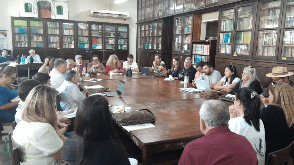 Frente de Trabajadores de la Educación en Lucha se reúne por salarios. Docentes continúan el paro y esperan diálogo con autoridades provinciales.