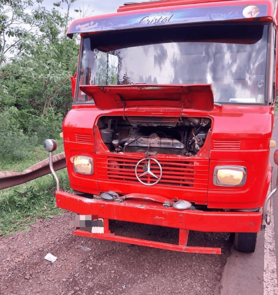 Accidente entre colectivo con pasajeros a bordo y camión en El Soberbio