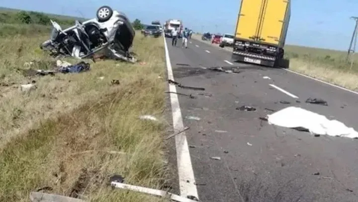 Cinco Integrantes De Una Familia Murieron Luego De Chocar Contra Un Camión En Corrientes.